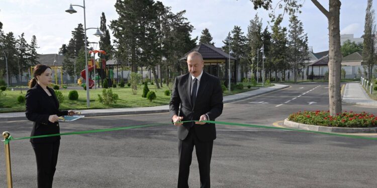 İlham Əliyev Azərbaycan Yazıçılar Birliyinin Səməd Vurğun adına Yaradıcılıq Evinin açılışında iştirak edib