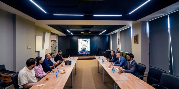 Kino Agentliyində “Boşluğa xütbə” filminin yaradıcı heyəti ilə görüş keçirilib