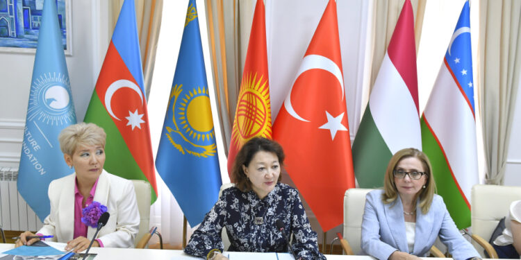 Türk Mədəniyyəti və İrsi Fondunda “Türk irsi dünya arenasında” mövzusunda dəyirmi masa keçirilib