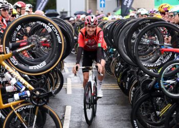 Geraint Tomas peşəkar karyerasını bitirdi