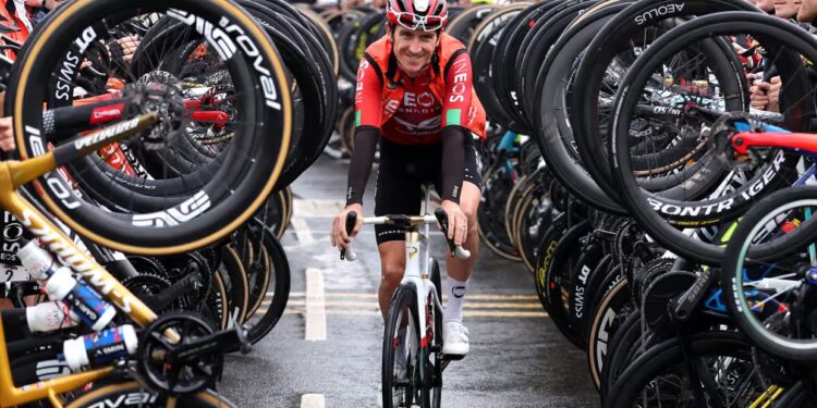 Geraint Tomas peşəkar karyerasını bitirdi