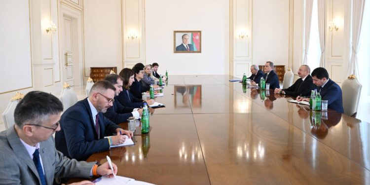 İlham Əliyev Avropa İttifaqının Genişlənmə üzrə komissarını qəbul edib