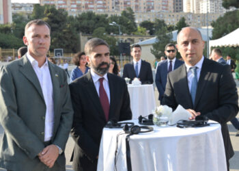 Elm və Təhsil Naziri Emin Əmrullayev futbol meydançasının açılışında iştirak edib