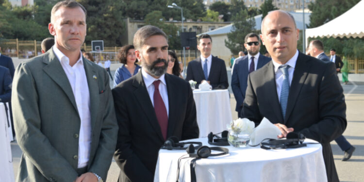 Elm və Təhsil Naziri Emin Əmrullayev futbol meydançasının açılışında iştirak edib