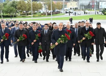 İqtisadiyyat Nazirliyinin kollektivi Zəfər parkını ziyarət edib