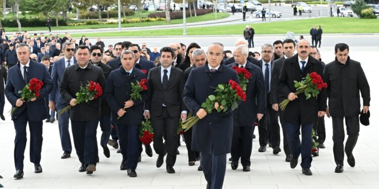 İqtisadiyyat Nazirliyinin kollektivi Zəfər parkını ziyarət edib