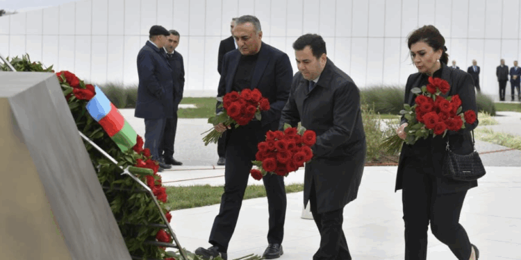 Gənclər və İdman nazirliyinin kollektivi zəfər parkini ziyarət edib