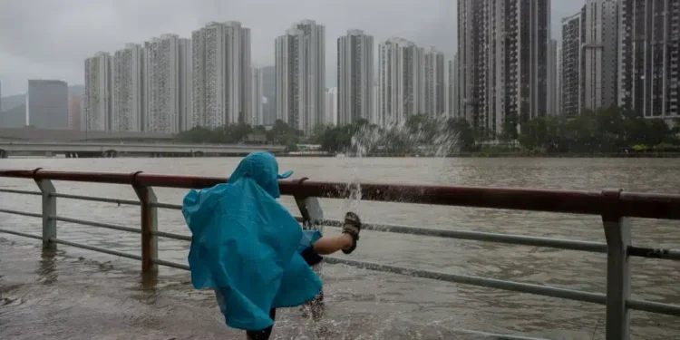 Hong Kong  ən yağışlı və ən isti dövrünü yaşadı