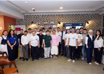 Gənclər və idman naziri Fərid Qayibov Autizm Mərkəzində gənclərlə görüşüb