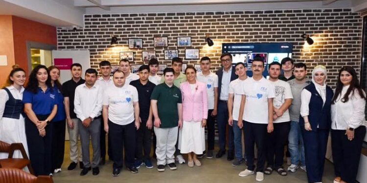 Gənclər və idman naziri Fərid Qayibov Autizm Mərkəzində gənclərlə görüşüb