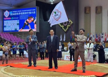 Sumo üzrə Dünya Çempionatının bayrağı Azərbaycana təqdim olunub