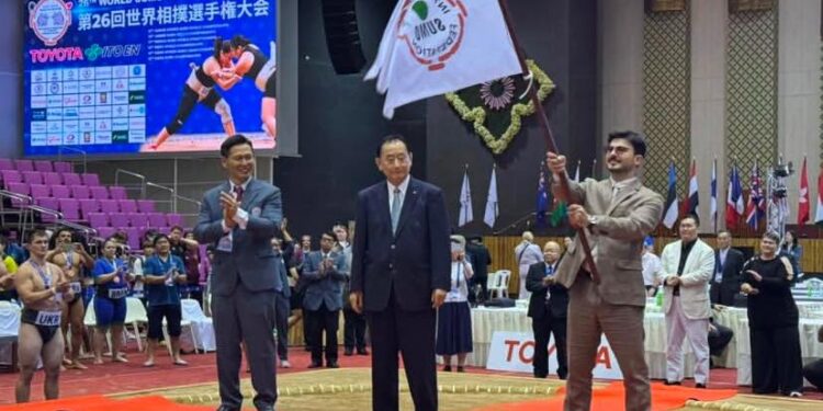 Sumo üzrə Dünya Çempionatının bayrağı Azərbaycana təqdim olunub