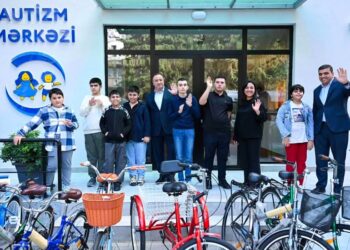 Autizimli gənclərə velosipedlər hədiyyə edilib.