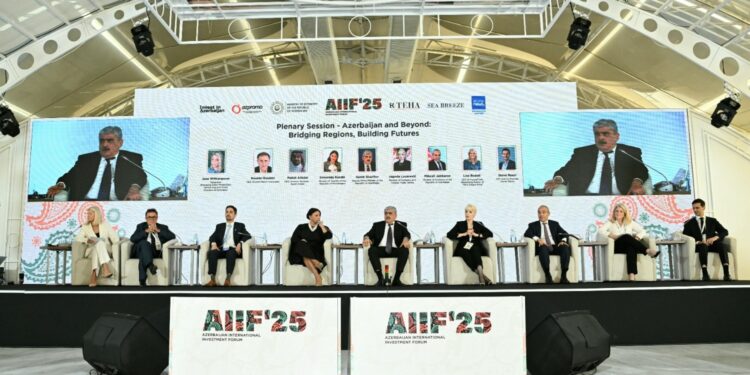 Birinci Azərbaycan Beynəlxalq İnvestisiya Forumu çərçivəsində plenar sessiya keçirilib