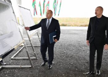 İlham Əliyev yeni salınacaq Qaraxanbəyli kəndinin təməlini qoyub