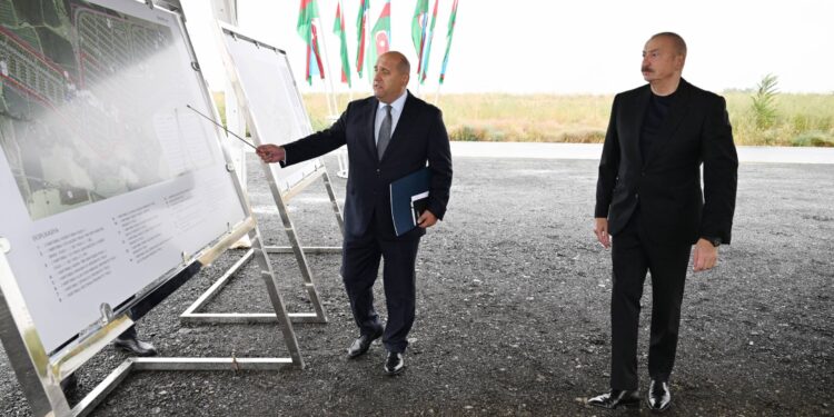 İlham Əliyev yeni salınacaq Qaraxanbəyli kəndinin təməlini qoyub