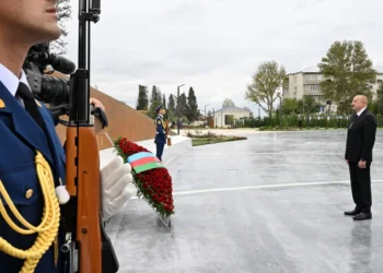 İlham Əliyev Anım Günü ilə əlaqədar Vətən müharibəsi şəhidlərinin xatirəsini bir dəqiqəlik sükutla yad edib