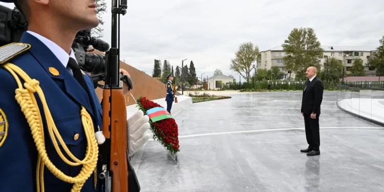 İlham Əliyev Anım Günü ilə əlaqədar Vətən müharibəsi şəhidlərinin xatirəsini bir dəqiqəlik sükutla yad edib