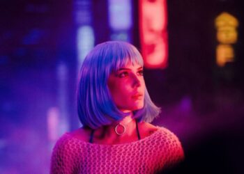 Halsey dünya turuna çıxır.