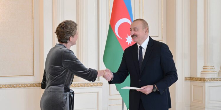 İlham Əliyev Niderlandın Azərbaycanda yeni təyin olunmuş səfirinin etimadnaməsini qəbul edib