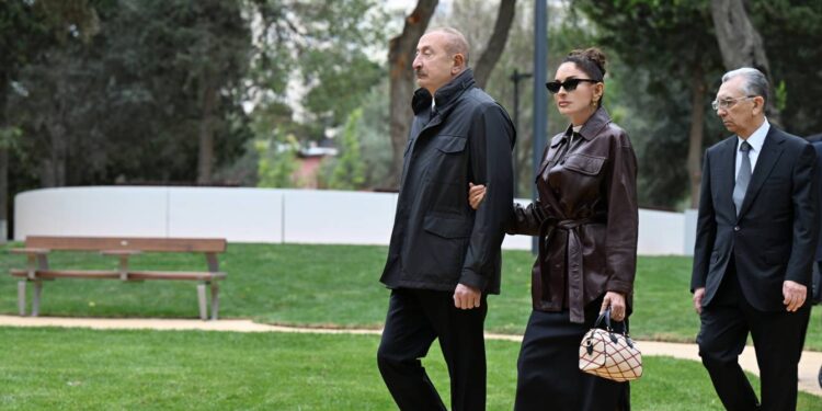 İlham Əliyev və birinci xanım Mehriban Əliyeva Bakının Nərimanov rayonunda salınan yeni parkın açılışında iştirak ediblər