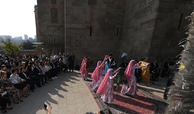 “İçərişəhər” Dövlət Tarix-Memarlıq Qoruğu ərazisində ahıllar və uşaq evi sakinlərinin iştirakı ilə “Arşın mal alan” tamaşası nümayiş olunub.