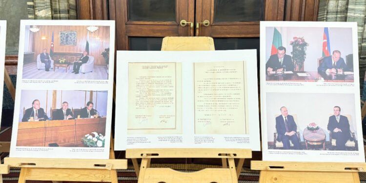 Sofiya Universitetində “Azərbaycan suveren dövlətçilik yolunda” sərgisinin açılışı olub