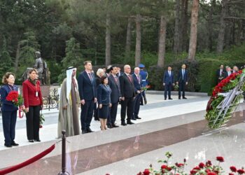 Beynəlxalq Parlament Konfransının iştirakçıları Fəxri xiyabanı və Şəhidlər xiyabanını ziyarət ediblər