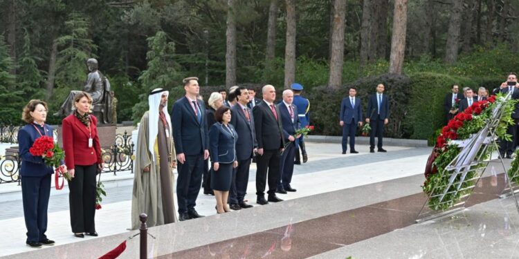 Beynəlxalq Parlament Konfransının iştirakçıları Fəxri xiyabanı və Şəhidlər xiyabanını ziyarət ediblər