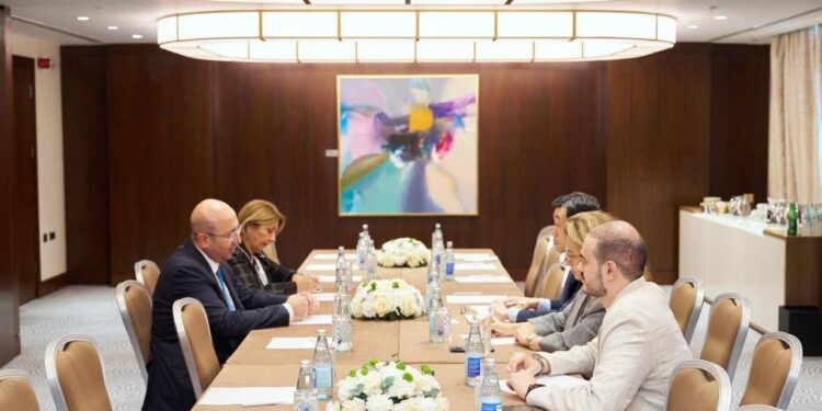 Anar Quliyev Asiya İnkişaf Bankının Şəhər İnkişafı və Su Resursları Departamentinin direktoru Norio Saito ilə görüş keçirib