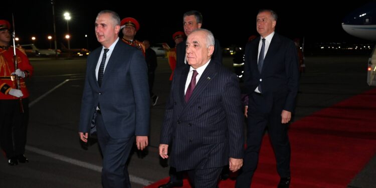 Baş nazir Əli Əsədov Gürcüstana işgüzar səfərə gəlib