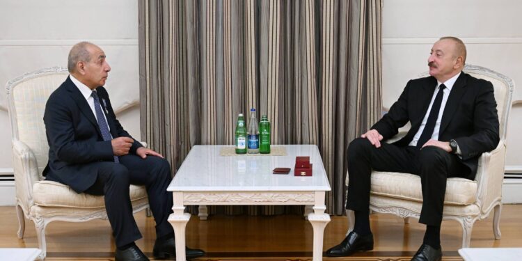 İlham Əliyev Yaqub Eyyubova “İstiqlal” ordenini təqdim edib