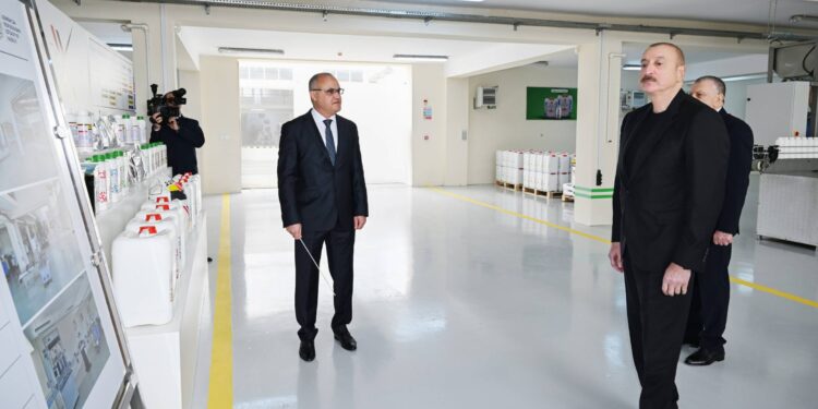 İlham Əliyev Sabirabadda aqrokimyəvi vasitələrin istehsalı müəssisəsinin fəaliyyəti ilə tanış olub