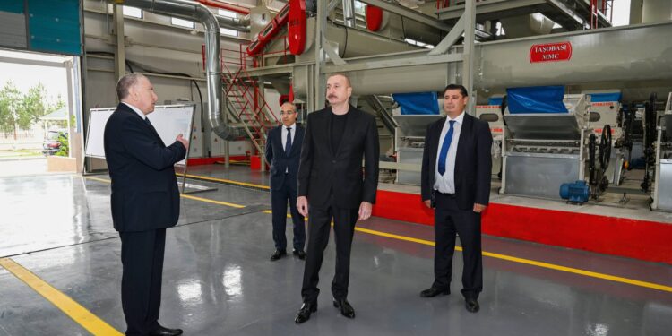 İlham Əliyev Sabirabadda pambıq emalı zavodunun fəaliyyəti ilə tanış olub