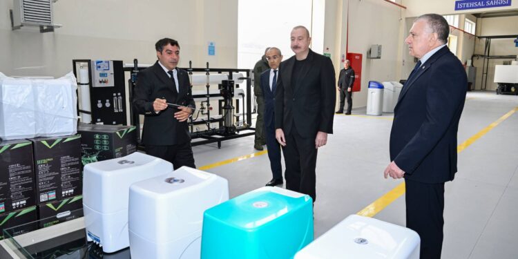 İlham Əliyev Sabirabad Sənaye Məhəlləsində “Fırtına Su Sistemləri” Məhdud Məsuliyyətli Cəmiyyətinin (MMC) su filtrlərinin istehsalı müəssisəsinin fəaliyyəti ilə tanış olub