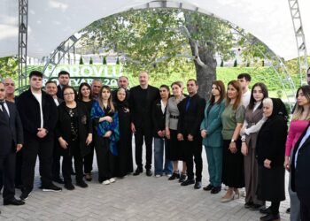 İlham Əliyev Cəbrayıl rayonunun Horovlu kəndinin sakinlərinə mənzillərin açarlarını təqdim edib