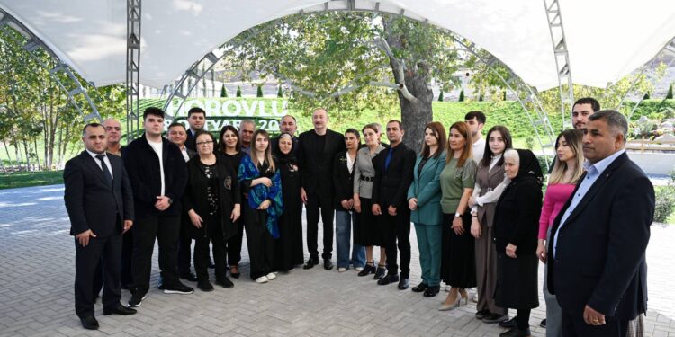 İlham Əliyev Cəbrayıl rayonunun Horovlu kəndinin sakinlərinə mənzillərin açarlarını təqdim edib