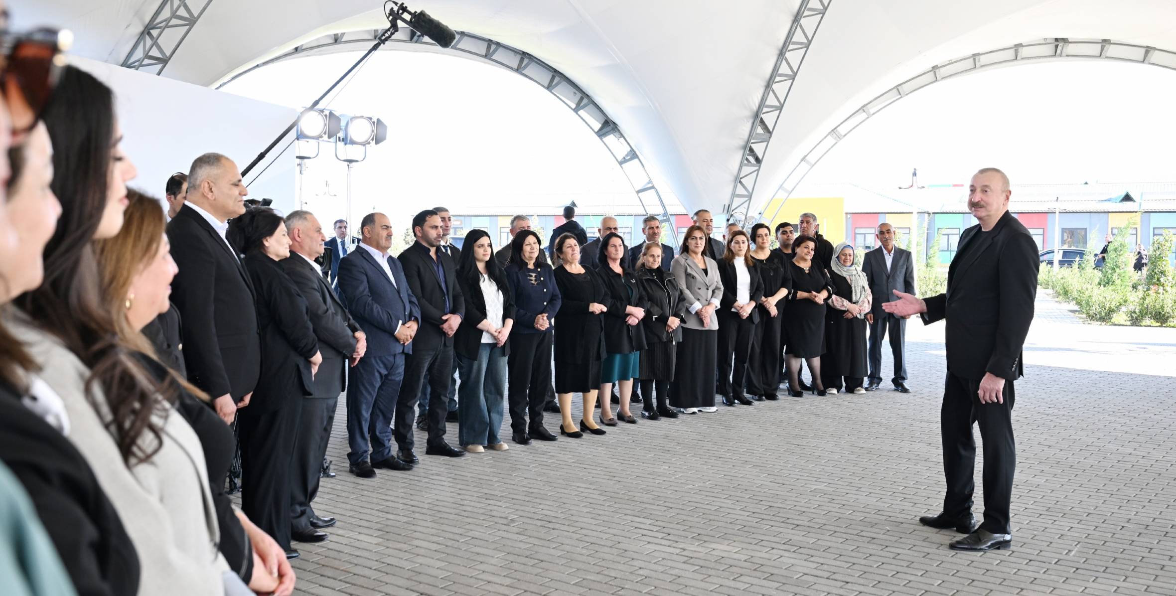İlham Əliyev Zəngilanın Məmmədbəyli və Ağalı kəndlərinin sakinlərinə mənzillərin açarlarını təqdim edib