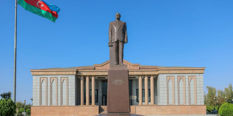 Mədəniyyət naziri Naxçıvan şəhərində vətəndaşların müraciətlərini dinləyib