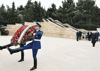 İtaliya Prezidenti Bakıda şəhidlərin xatirəsini anıb