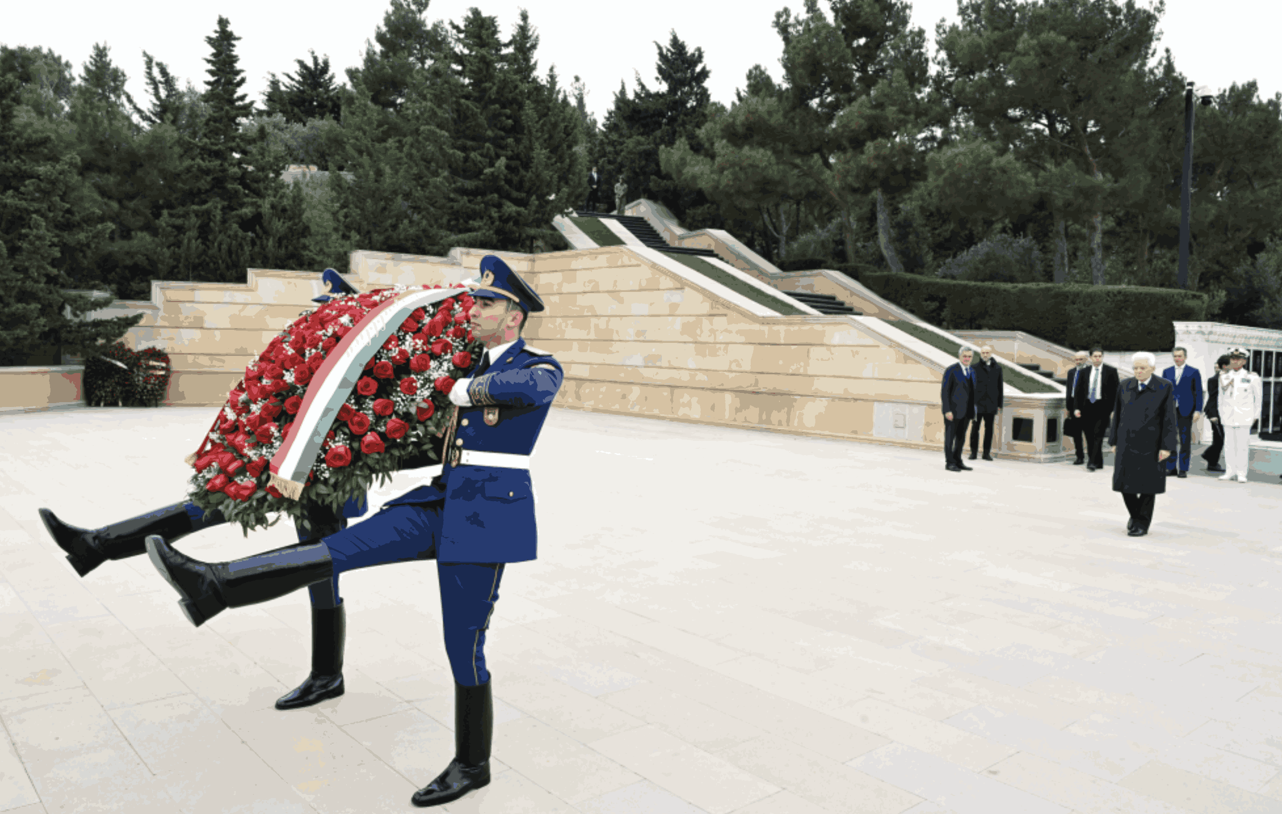 İtaliya Prezidenti Bakıda şəhidlərin xatirəsini anıb