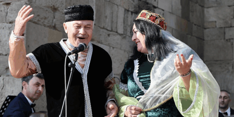 “Arşın mal alan” ahıllar və uşaq evi sakinlərinin ifasında