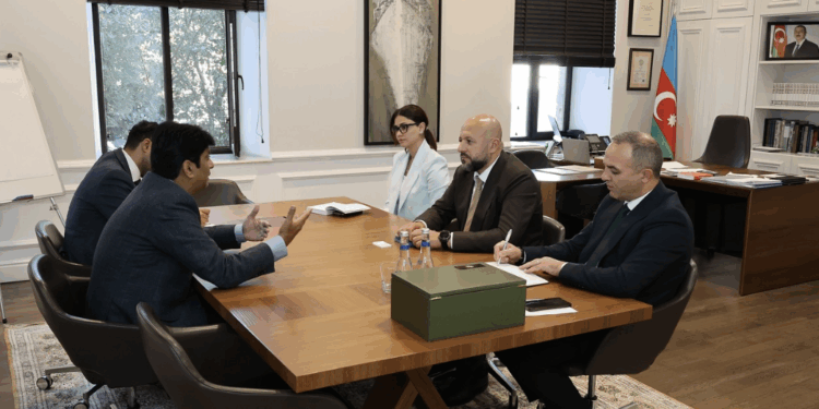 Rüfət Mahmud Pakistan İslam Respublikasının Multan bölgəsinin komissarı Əmir Kərim Xan ilə görüşüb