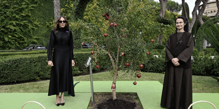 Birinci vitse-prezident Mehriban Əliyeva və ailə üzvləri Vatikan bağlarında ağacəkmə mərasimində iştirak ediblər