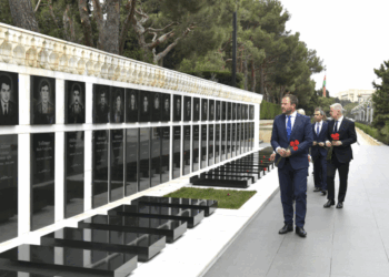 Estoniyanın xarici işlər naziri Bakıda şəhidlərin xatirəsini anıb