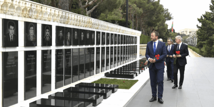 Estoniyanın xarici işlər naziri Bakıda şəhidlərin xatirəsini anıb