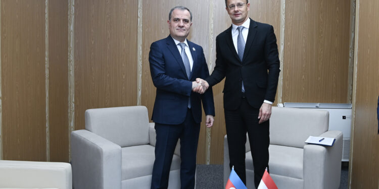 Nazir Ceyhun Bayramov Macarıstanın xarici işlər və ticarət naziri Piter Siyarto ilə görüşüb