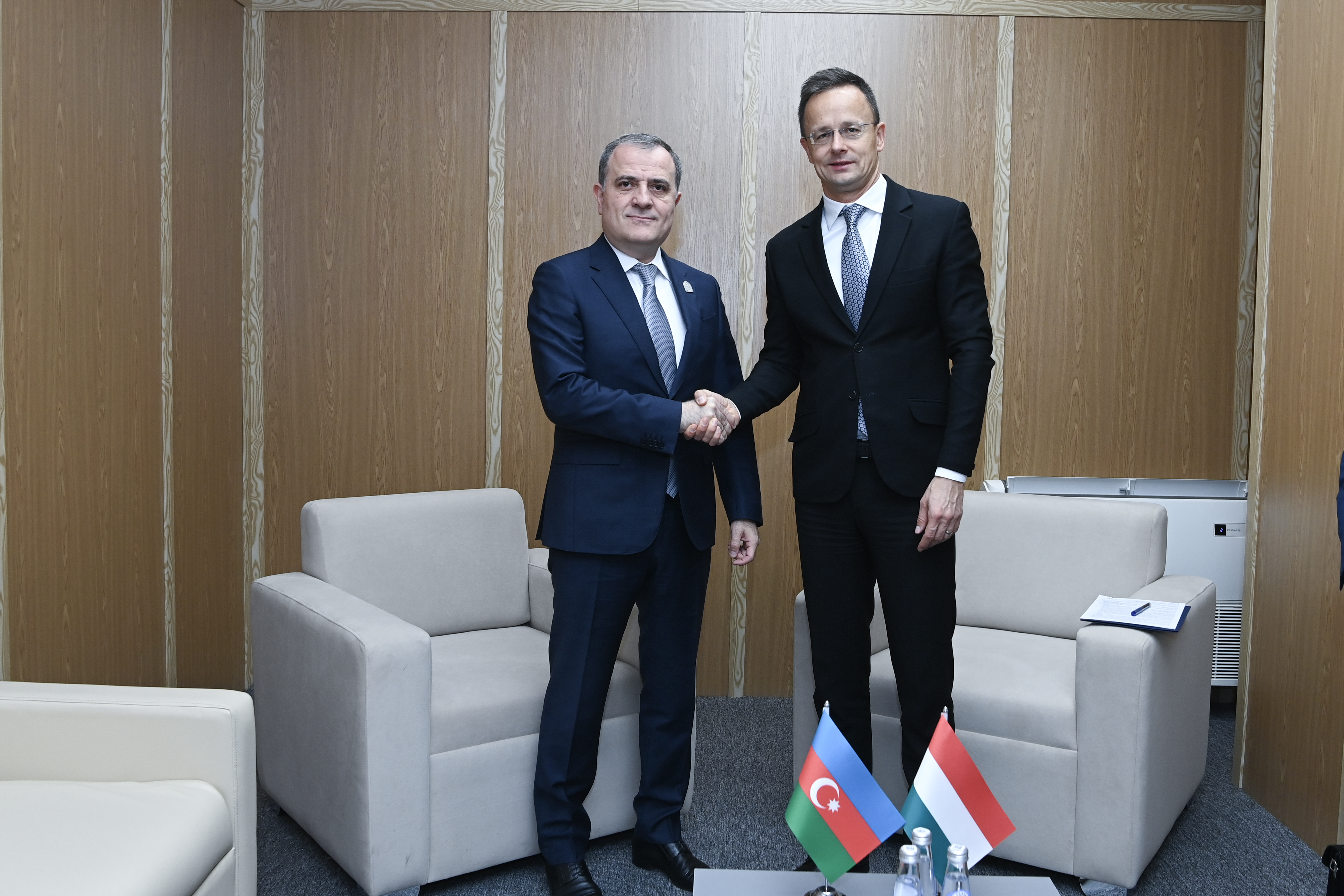 Nazir Ceyhun Bayramov Macarıstanın xarici işlər və ticarət naziri Piter Siyarto ilə görüşüb
