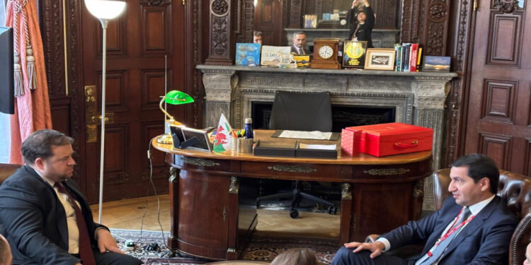 Hikmət Hacıyev Britaniyanın dövlət naziri ilə əlaqələrin genişləndirilməsini müzakirə edib