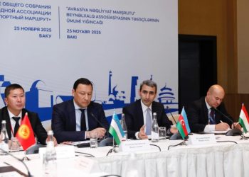 ADY sədri Rövşən Rüstəmov iclasda